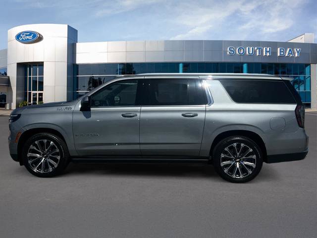 Used 2025 Chevrolet Suburban High Country AWD/4WD image 2