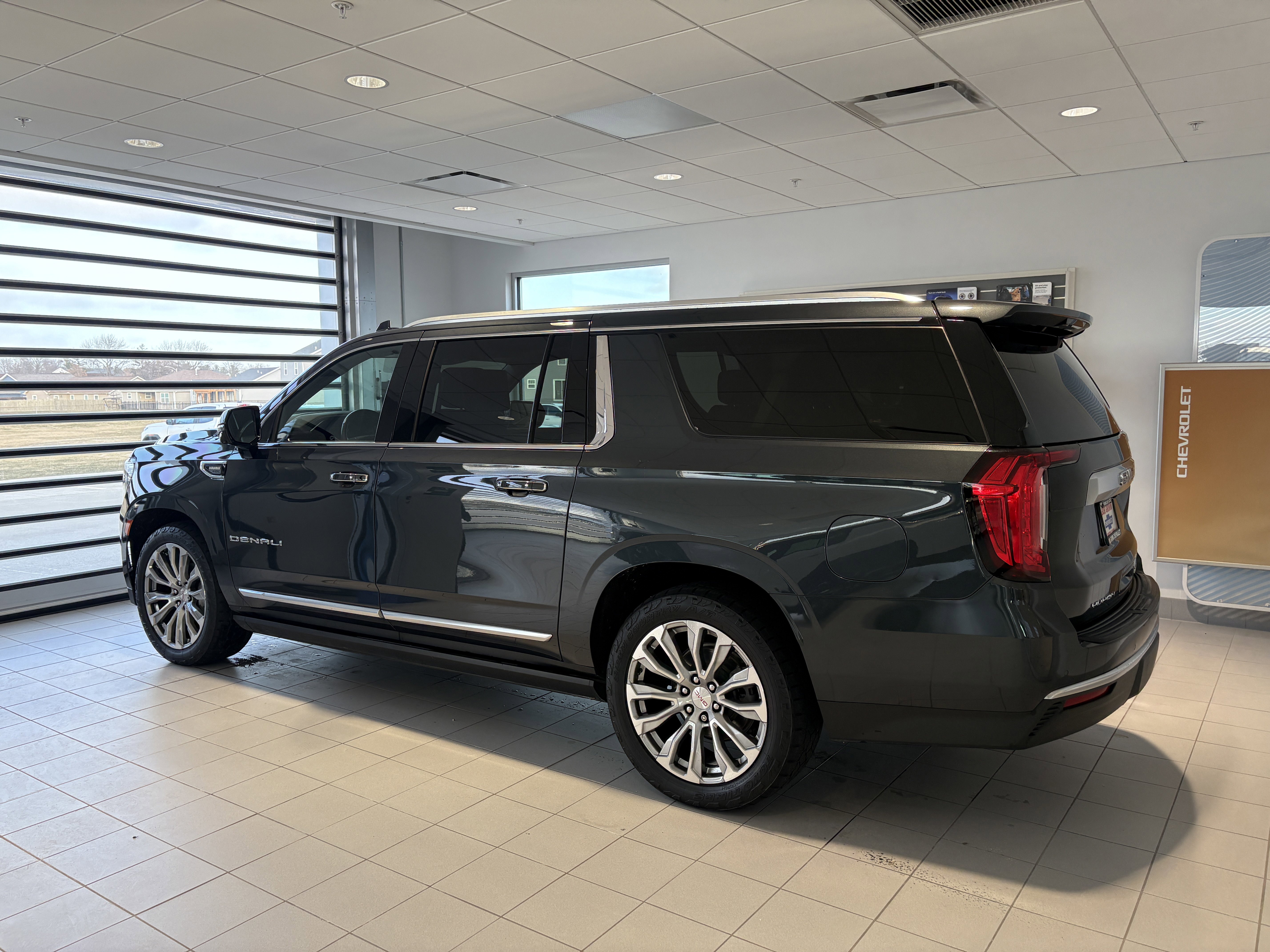 Used 2021 GMC Yukon XL Denali w/ Denali Ultimate Package image 3