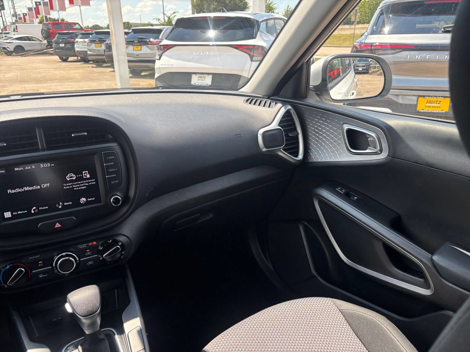 Used 2025 Kia Soul LX w/ LX Technology Package FWD image 32