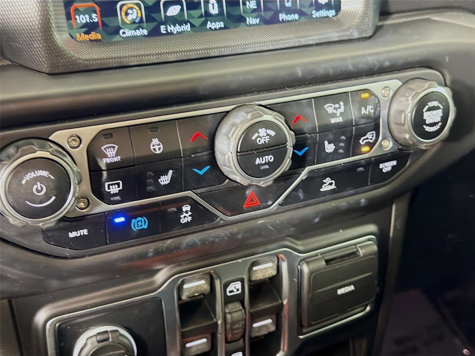 Used 2022 Jeep Wrangler Unlimited Sahara w/ Cold Weather Group AWD/4WD image 19