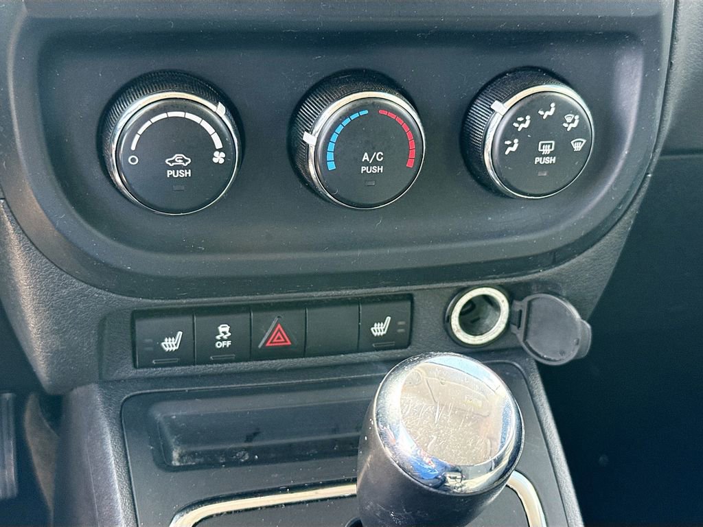 Used 2017 Jeep Patriot Latitude AWD/4WD image 16