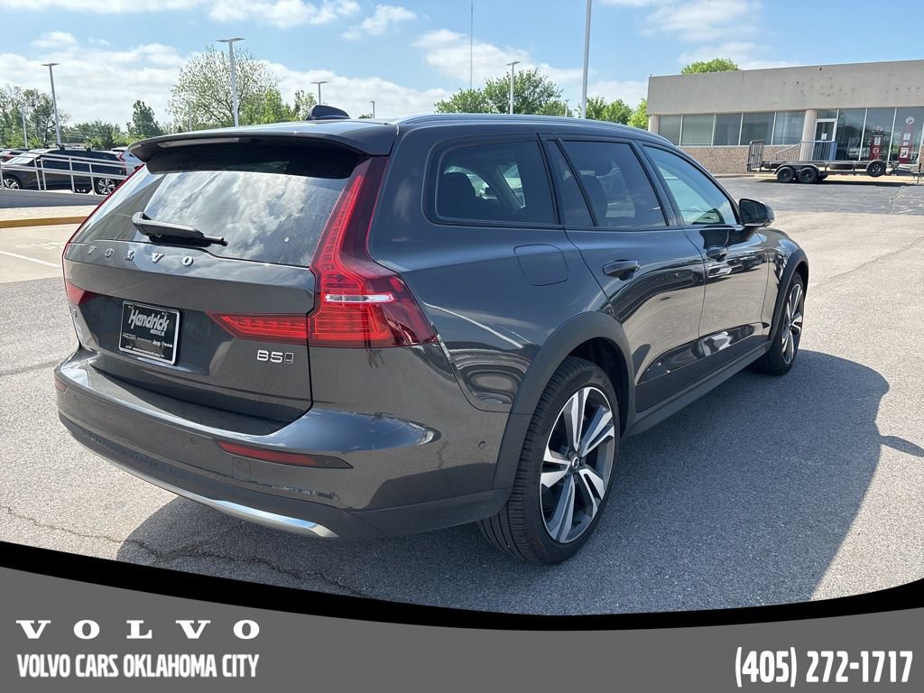 Used 2025 Volvo V60 B5 Cross Country Plus image 4