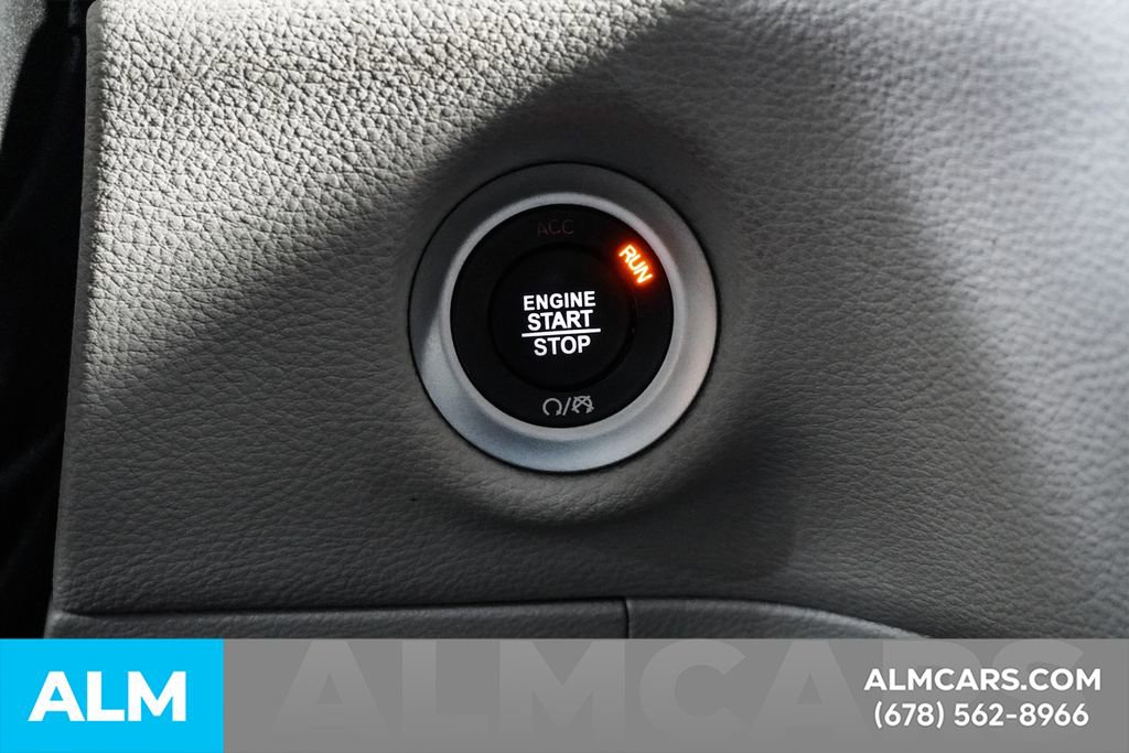 Used 2024 Chrysler Pacifica Select image 28