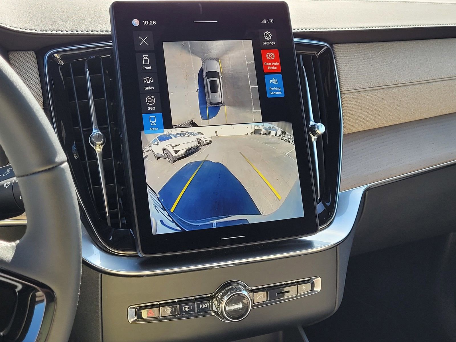 Certified 2025 Volvo XC90 T8 Plus image 21