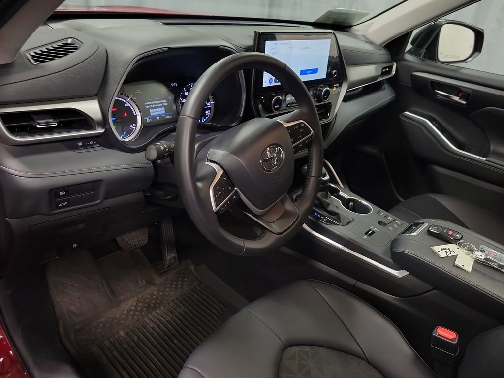 Used 2025 Toyota Highlander XLE image 13