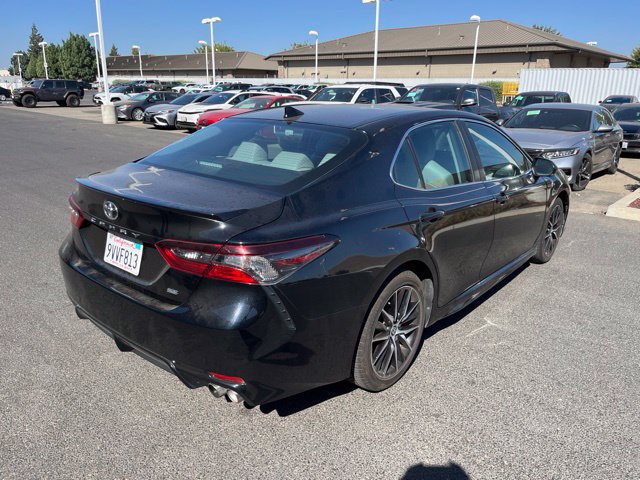 Used 2023 Toyota Camry SE FWD image 3