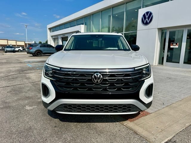 Used 2024 Volkswagen Atlas Peak Edition SEL AWD/4WD image 2