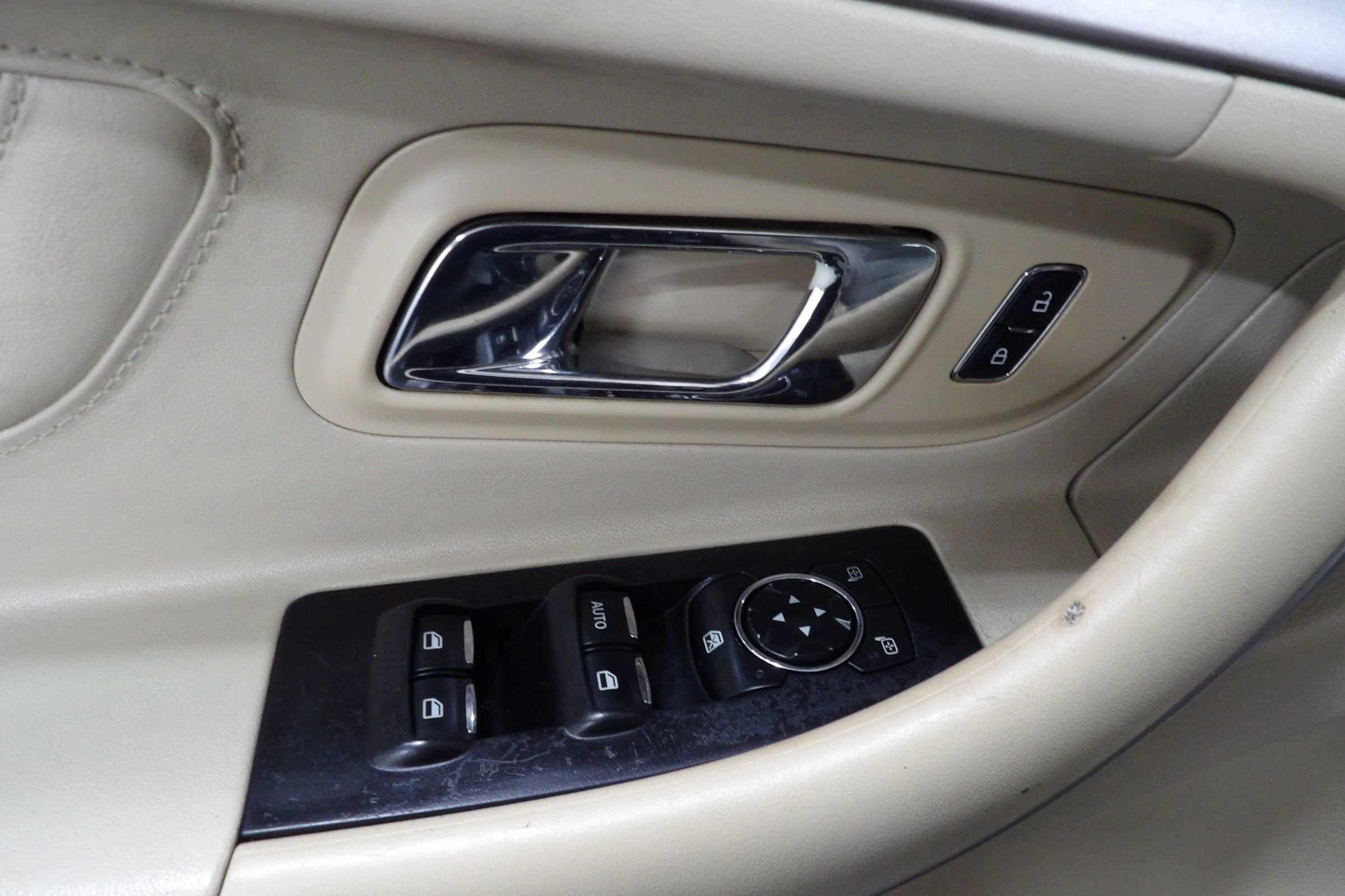 Used 2017 Ford Taurus SE image 8