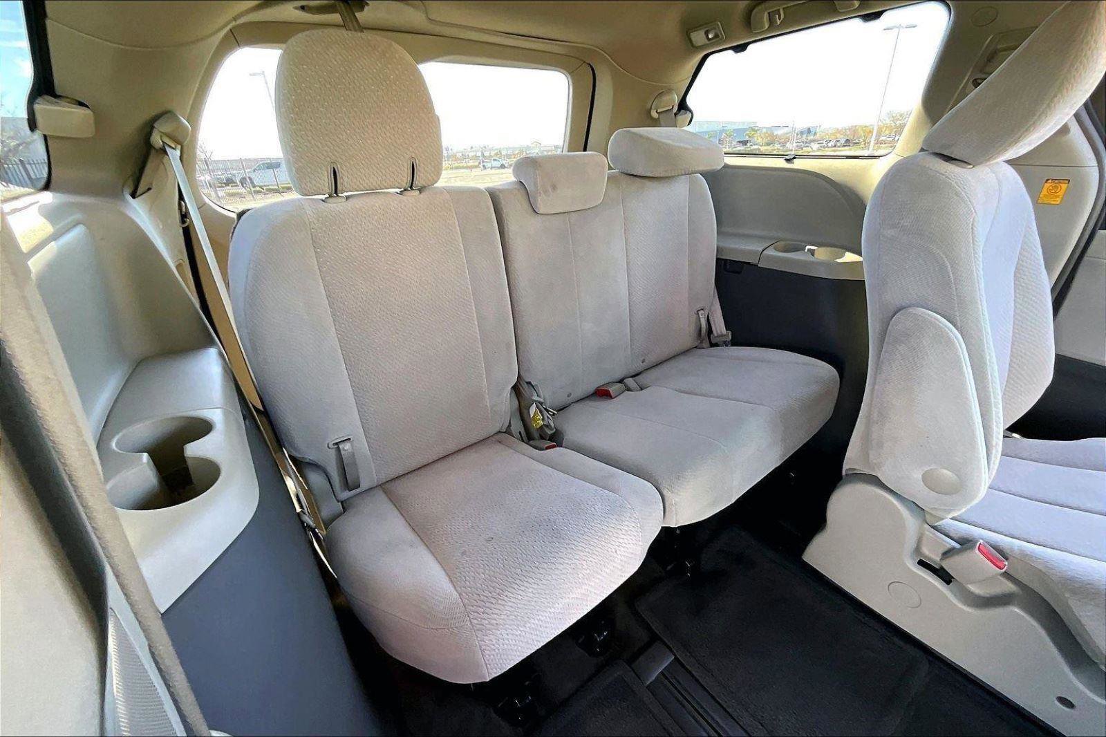 Used 2013 Toyota Sienna LE w/ Towing Pkg image 26