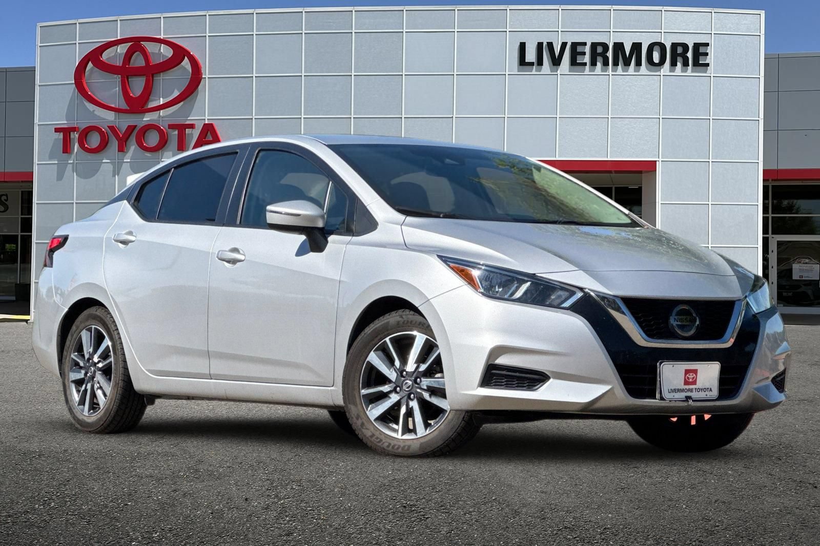 Used 2021 Nissan Versa SV FWD image 2