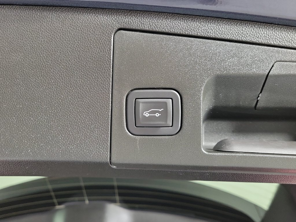 Used 2025 Cadillac XT4 Premium Luxury FWD image 10