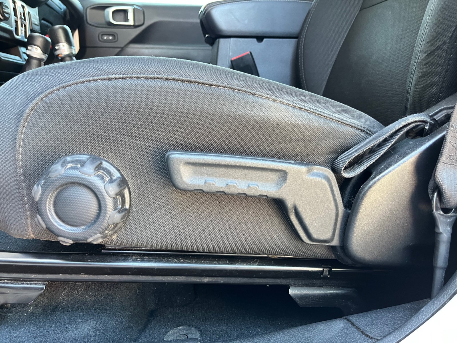 Used 2018 Jeep Wrangler Unlimited Sahara AWD/4WD image 13