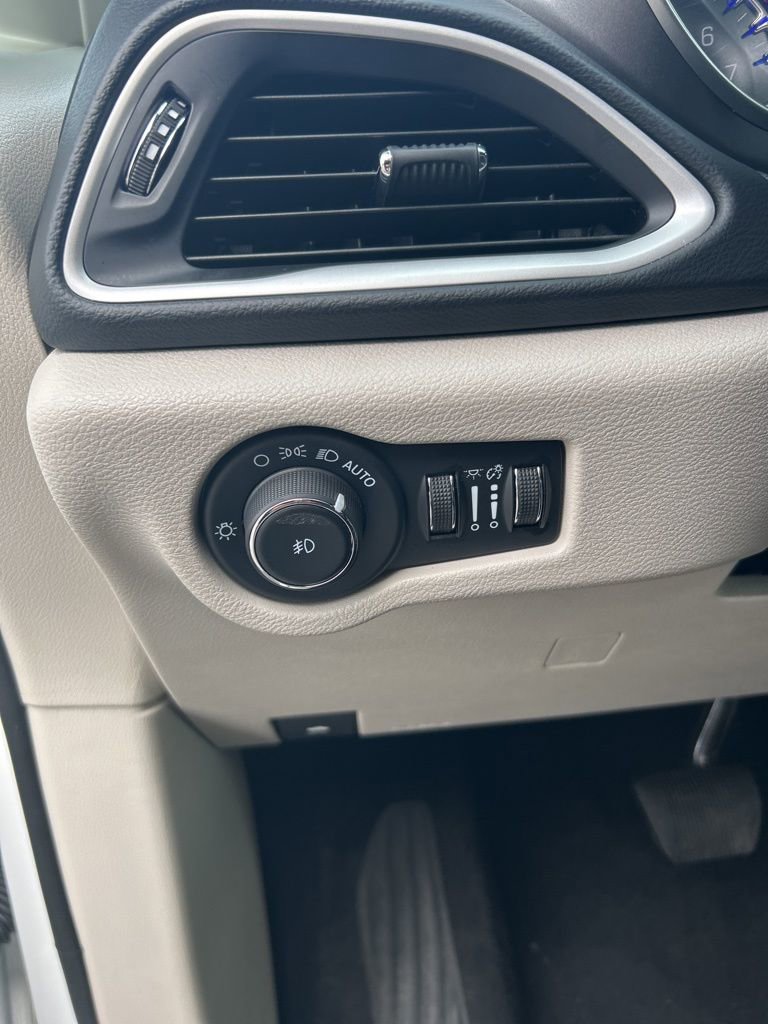 Used 2023 Chrysler Pacifica Touring-L FWD image 29