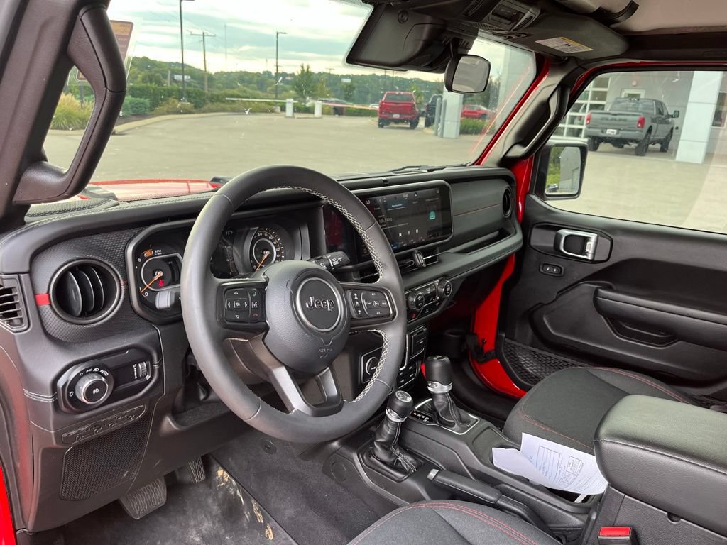 Used 2025 Jeep Wrangler Unlimited Rubicon AWD/4WD image 6