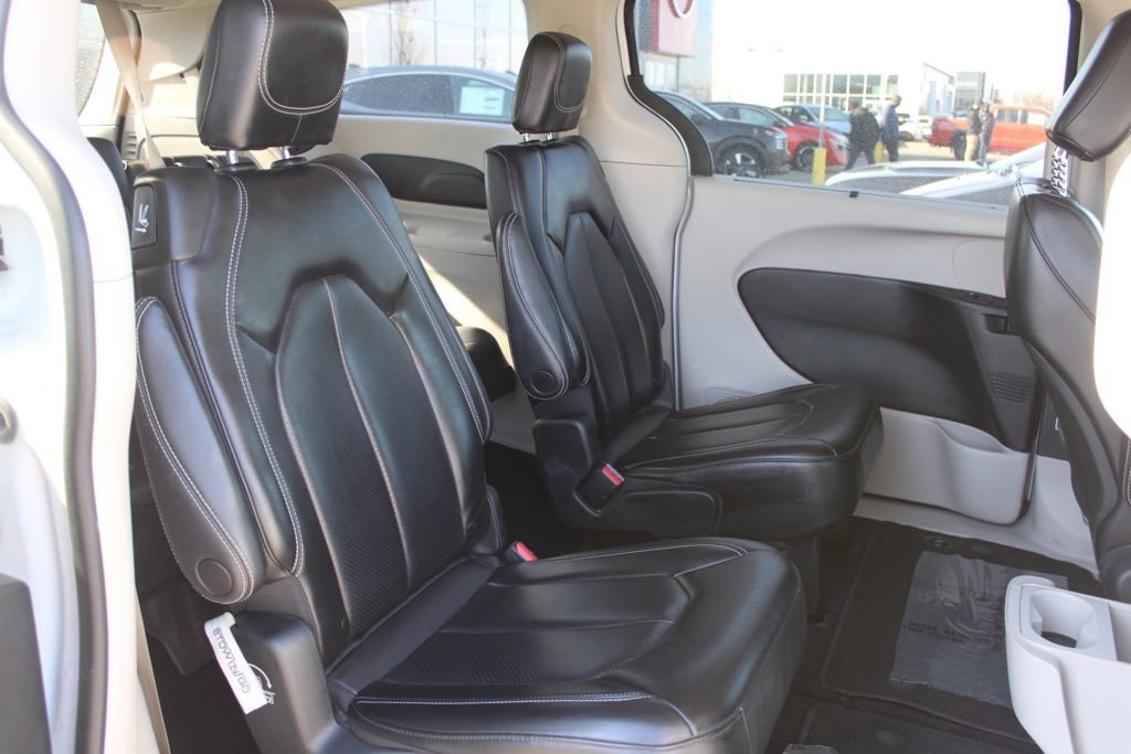 Used 2023 Chrysler Pacifica Touring-L image 22