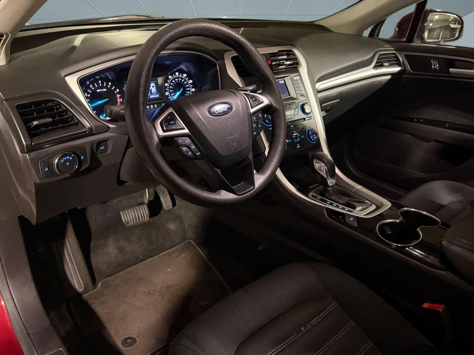 Used 2015 Ford Fusion SE FWD image 4