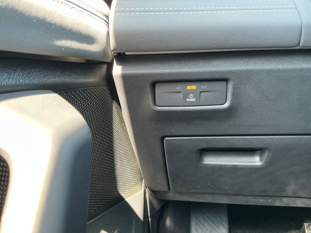 New 2025 Volkswagen Tiguan SE image 23