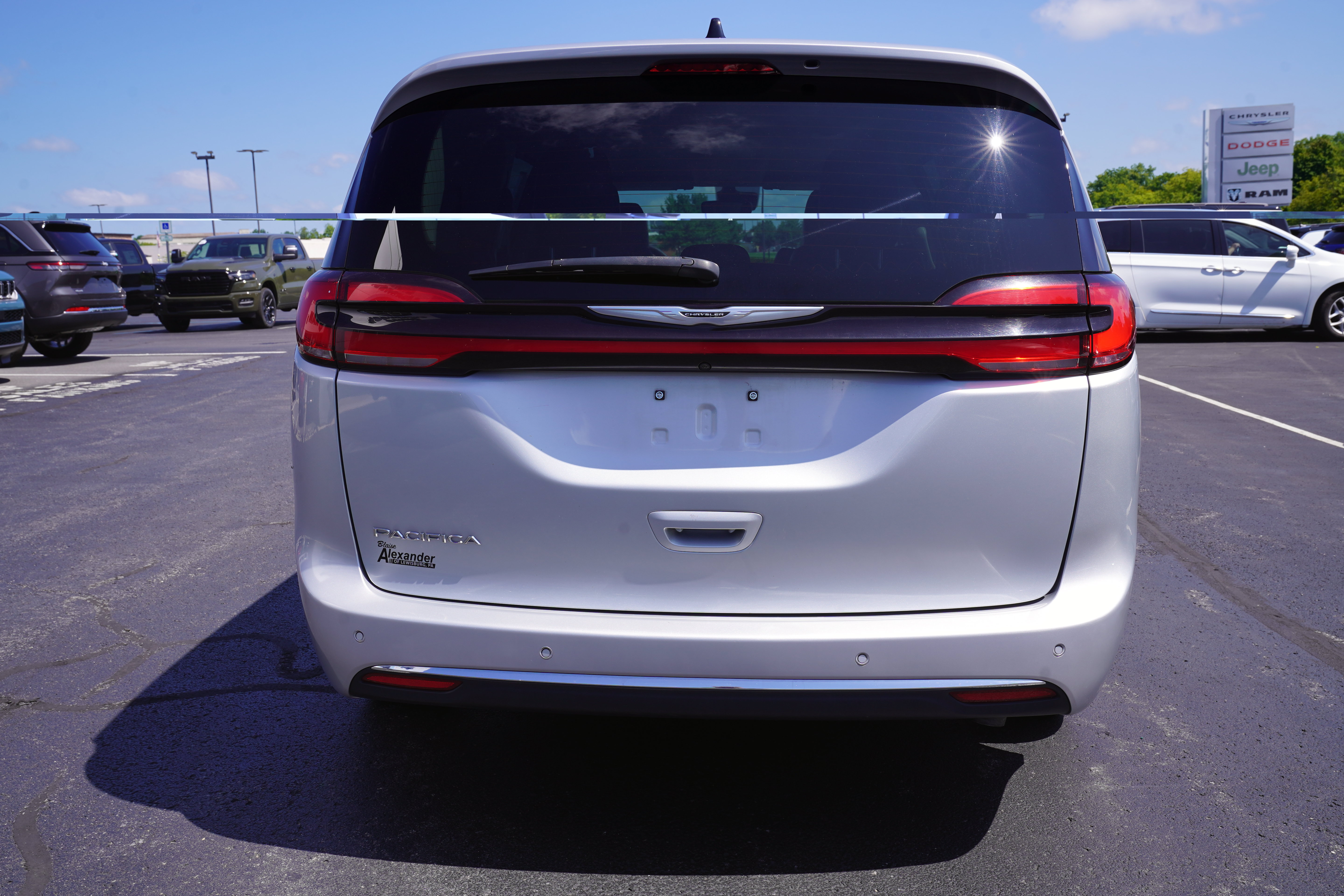 Used 2024 Chrysler Pacifica Touring-L FWD image 8