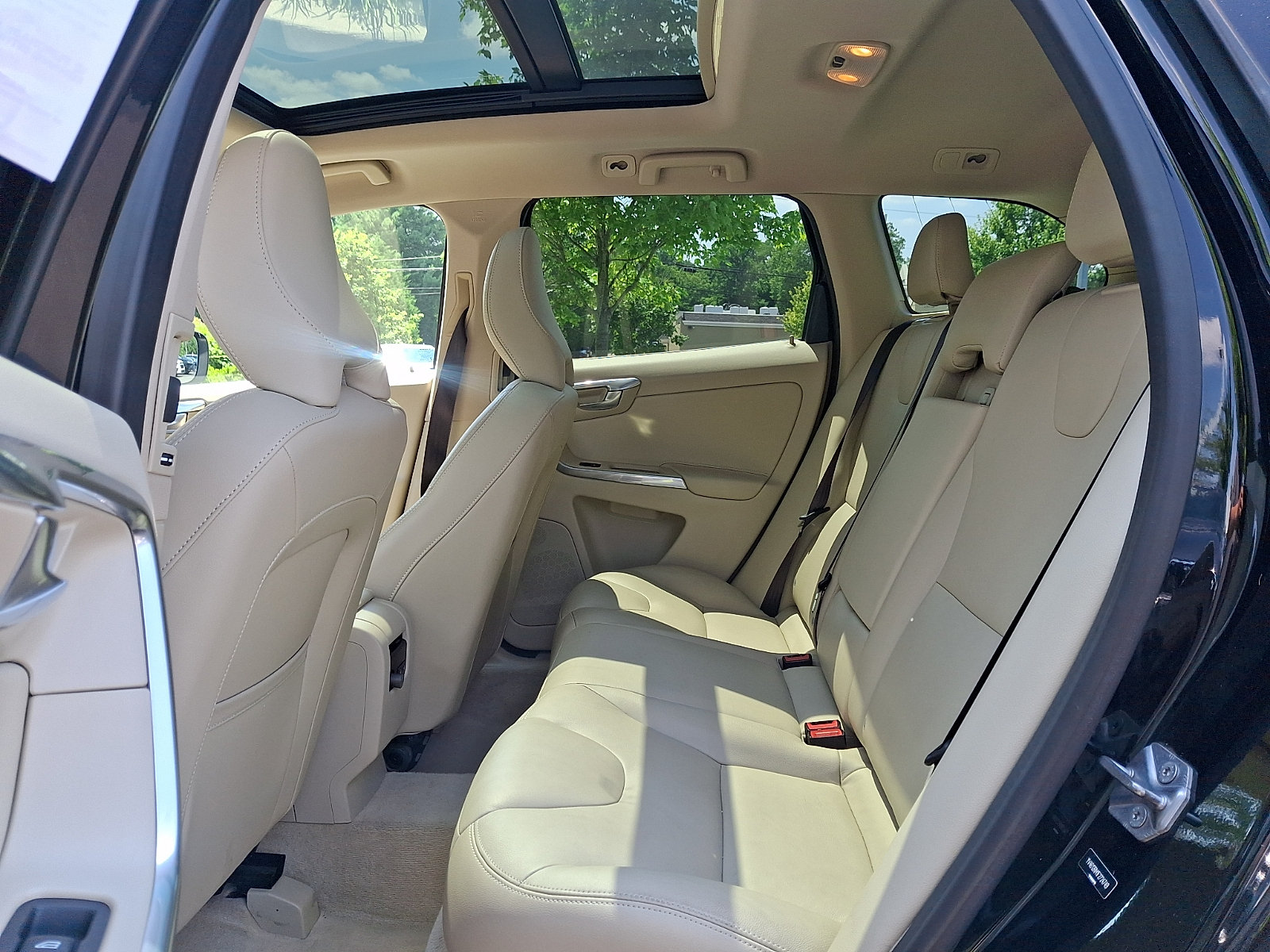 Used 2015 Volvo XC60 T5 Platinum w/ Climate Package AWD/4WD image 10
