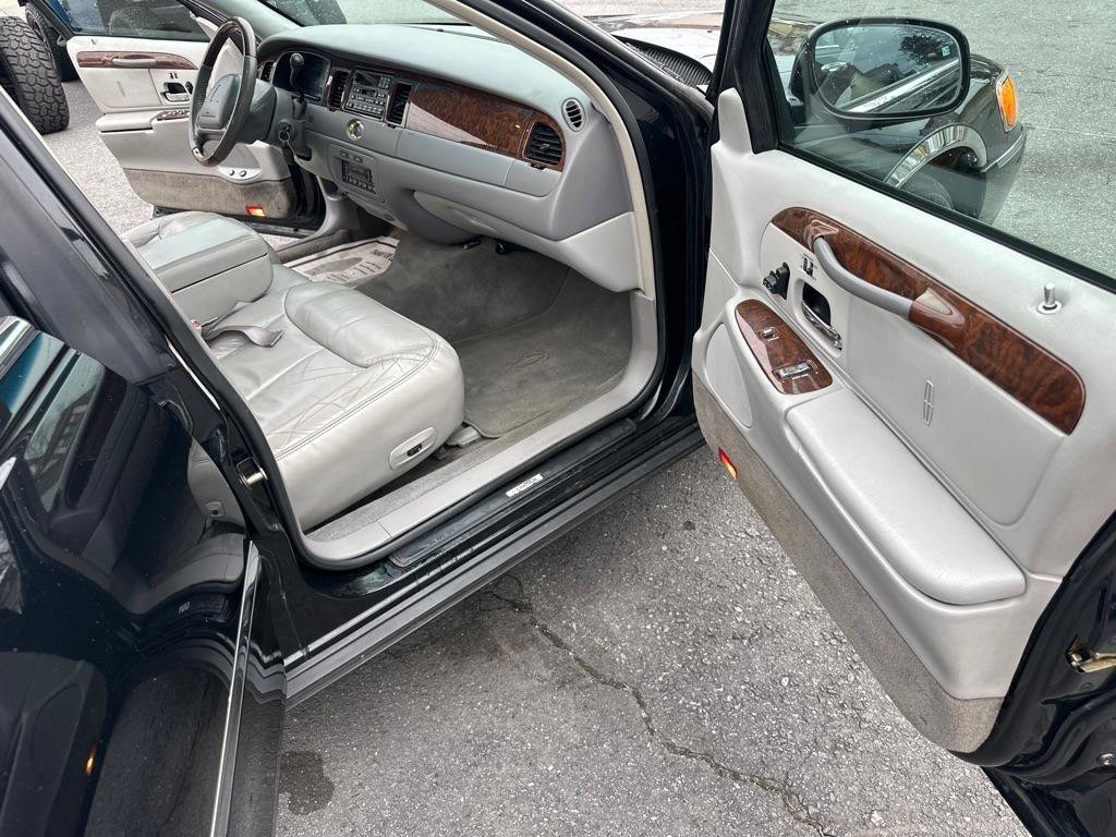 Used 2002 Lincoln Town Car Cartier RWD image 32