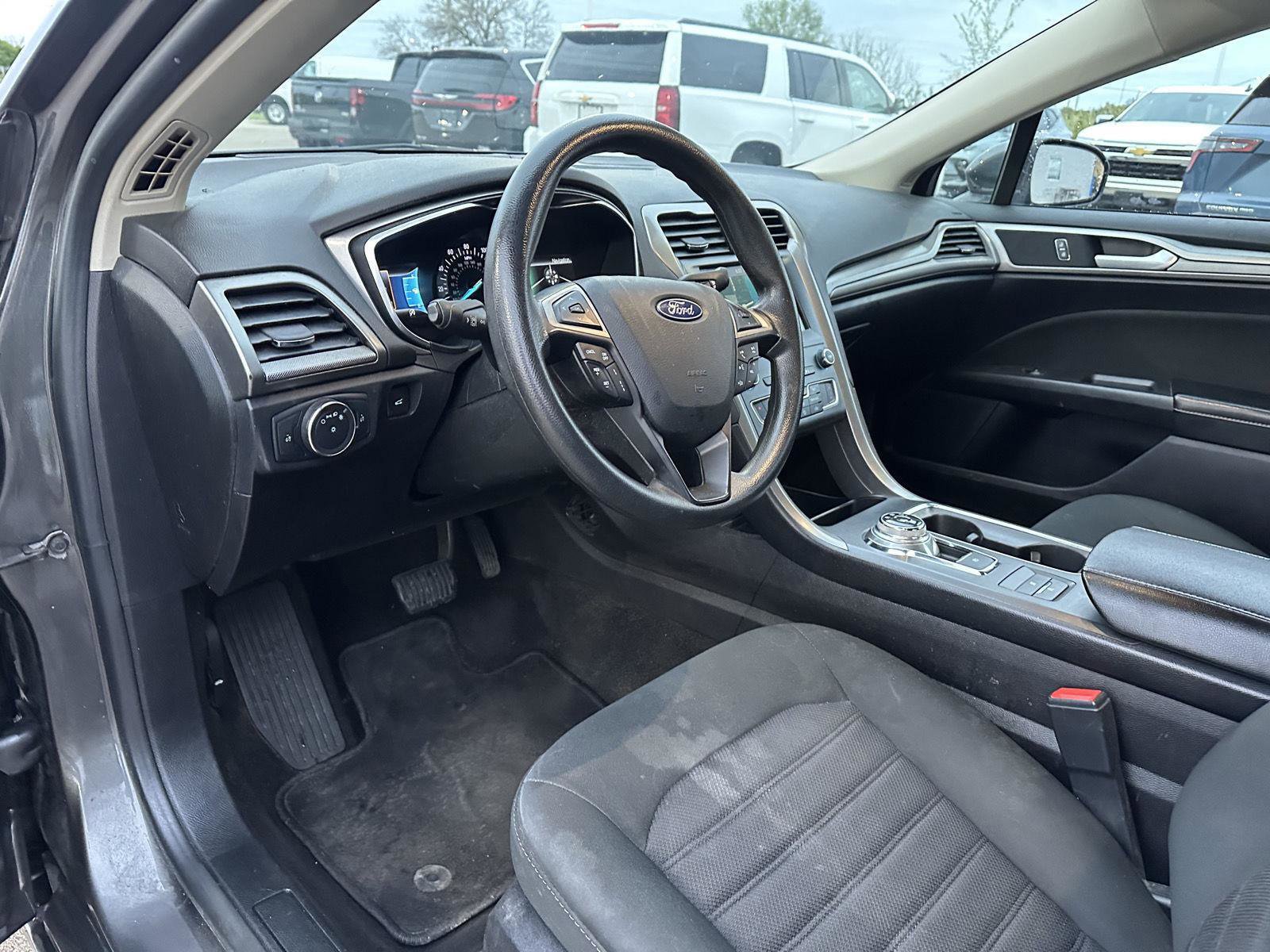 Used 2020 Ford Fusion SE FWD image 19