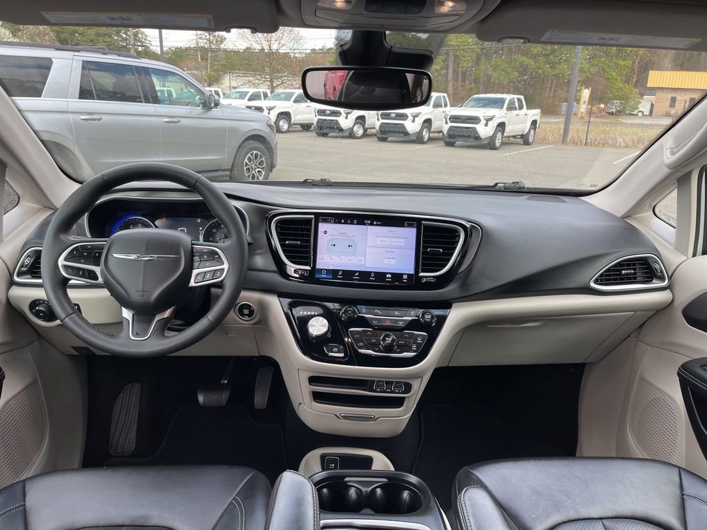 Used 2024 Chrysler Pacifica Touring-L image 8