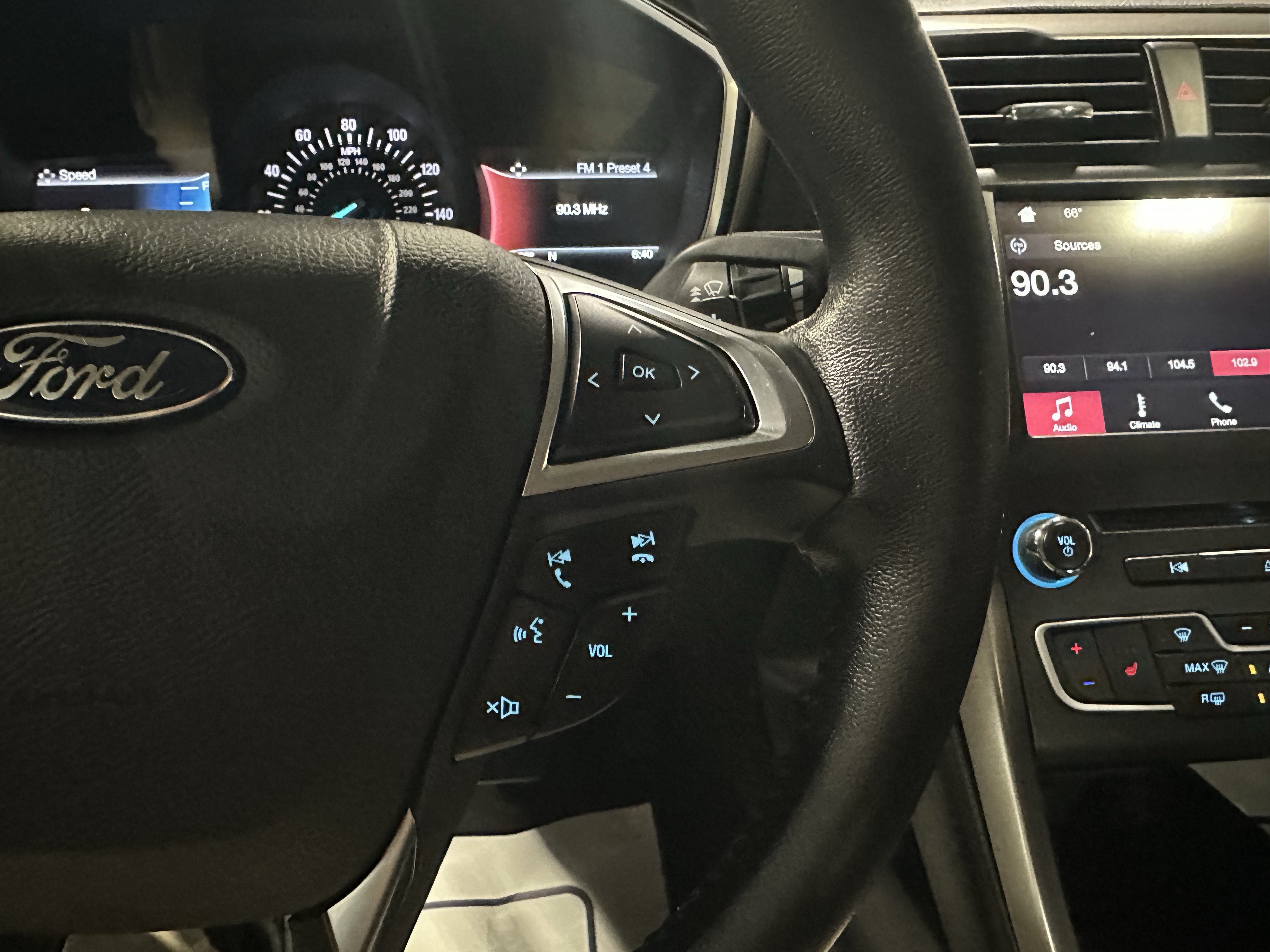Used 2017 Ford Fusion SE w/ Fusion SE Technology Package FWD image 13