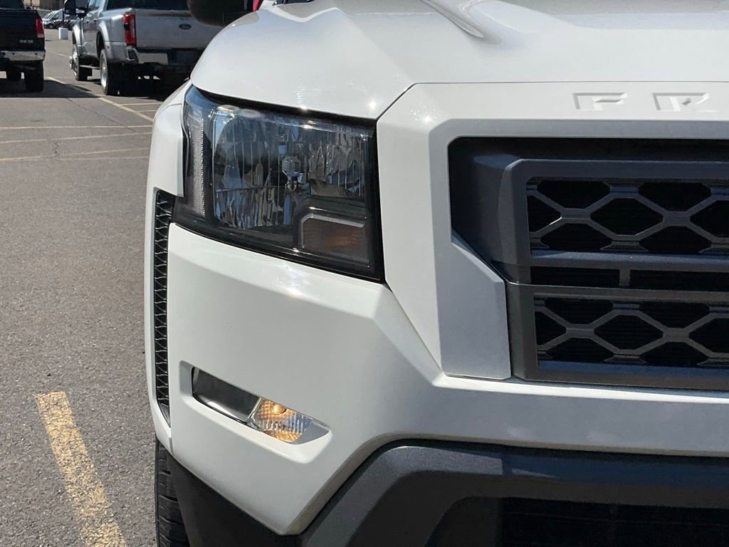 Used 2022 Nissan Frontier SV image 2