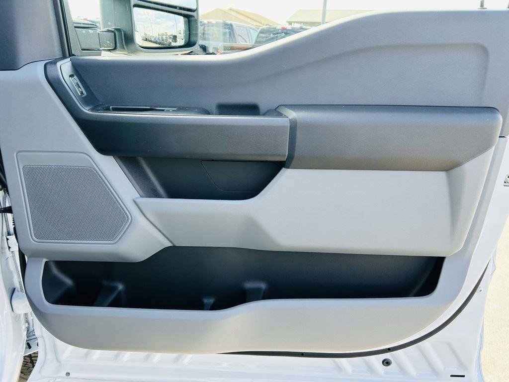 New 2026 Ford F250 XL w/ XL Chrome Package image 24