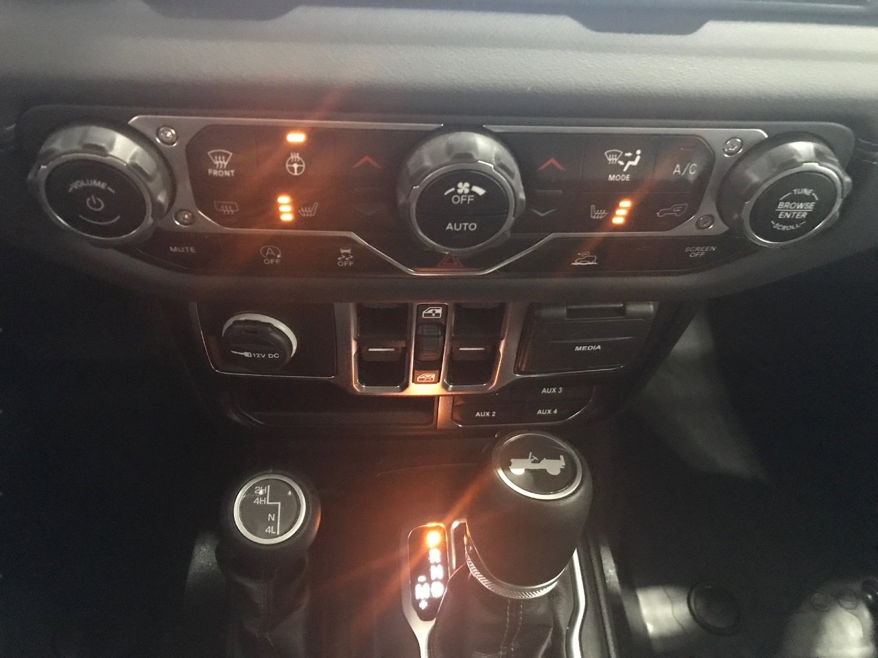 Used 2024 Jeep Wrangler Unlimited Sahara w/ Technology Group AWD/4WD image 19