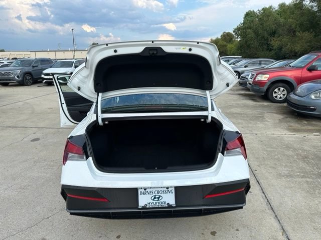 Used 2026 Hyundai Elantra SE FWD image 12