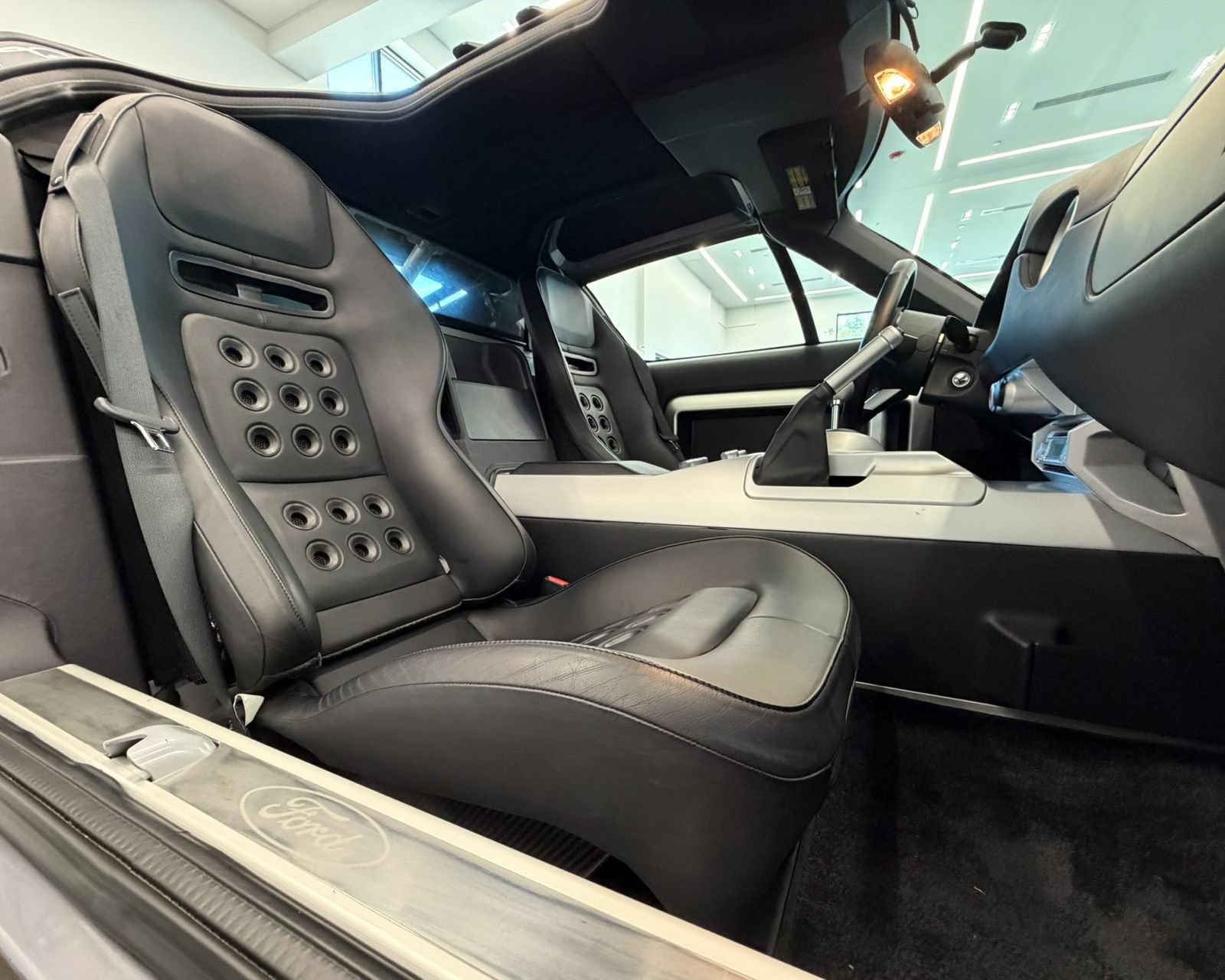 Used 2006 Ford GT RWD image 27