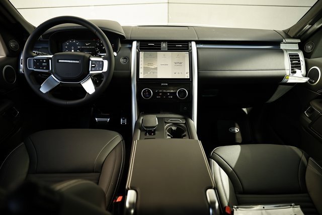 New 2025 Land Rover Discovery Metropolitan Edition image 34