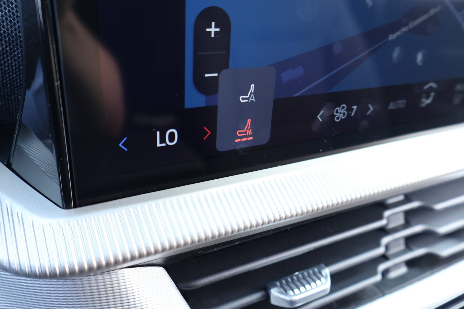 New 2026 Ford Explorer Active RWD image 8