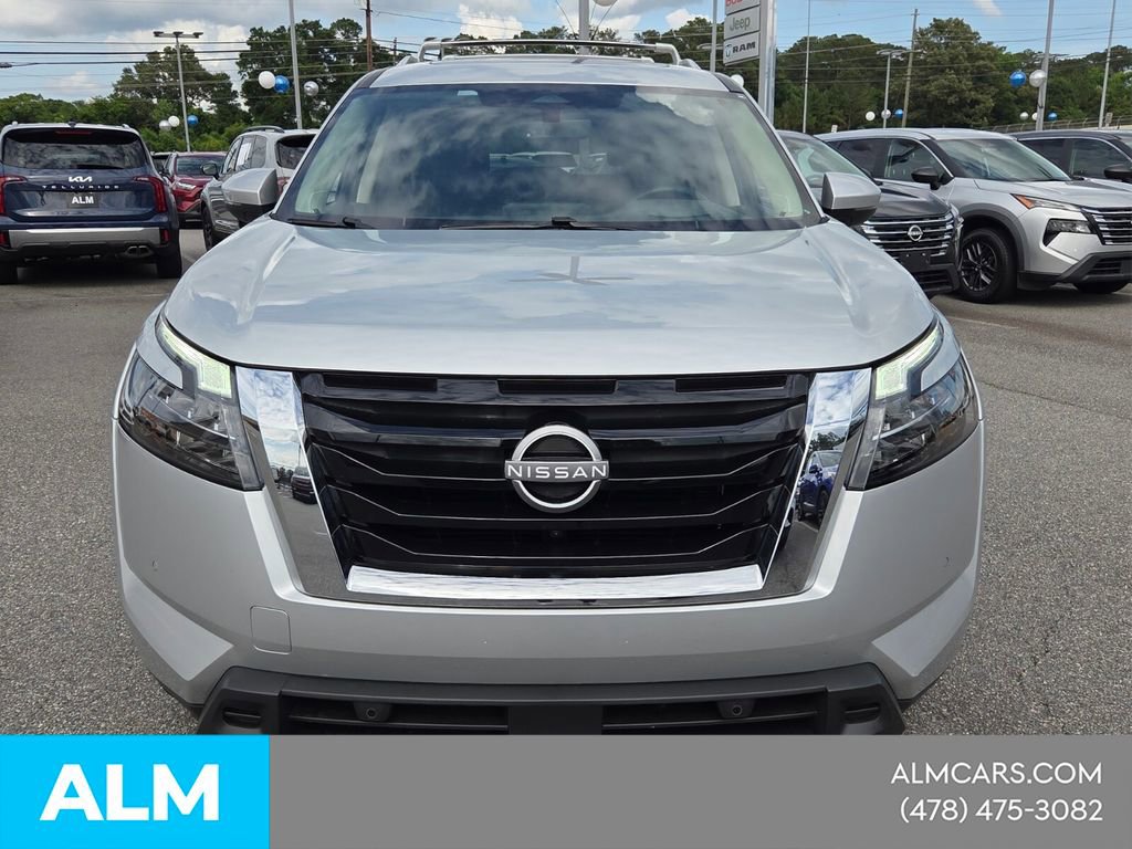 Used 2025 Nissan Pathfinder Platinum FWD image 3