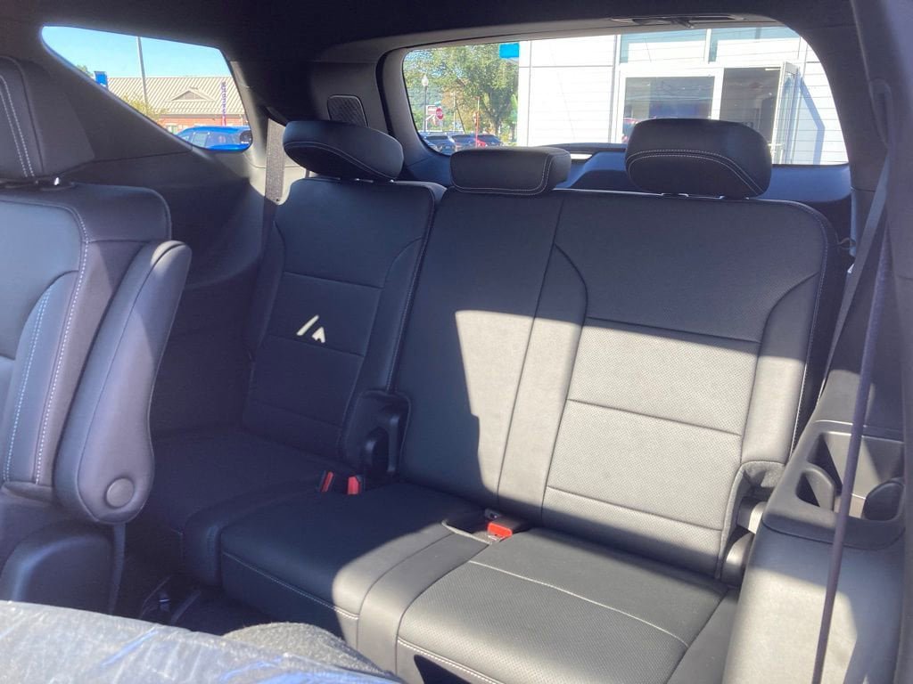 New 2025 Chevrolet Traverse LT w/ Sun and Wheel Package FWD image 24