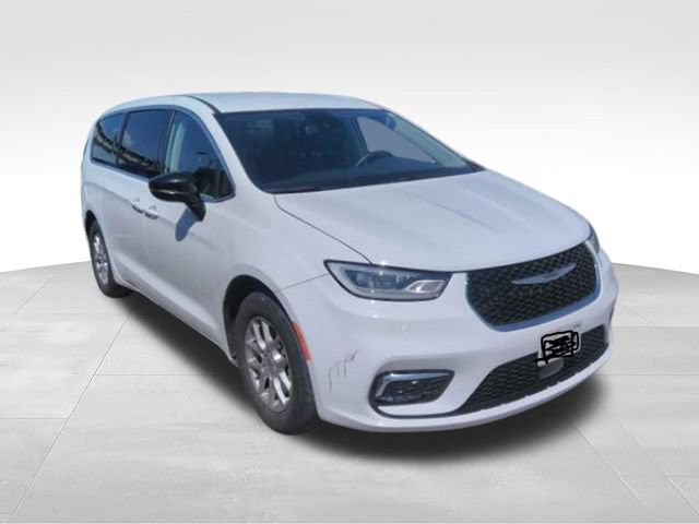 Used 2024 Chrysler Pacifica Touring-L FWD image 4