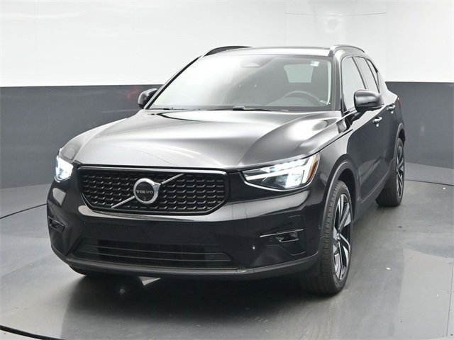 Used 2024 Volvo XC40 B5 Plus w/ Climate Package image 3