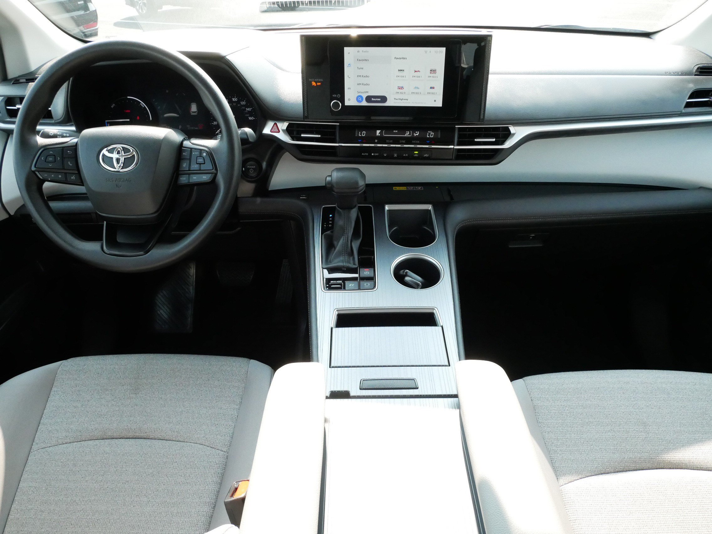 Certified 2025 Toyota Sienna LE FWD image 10