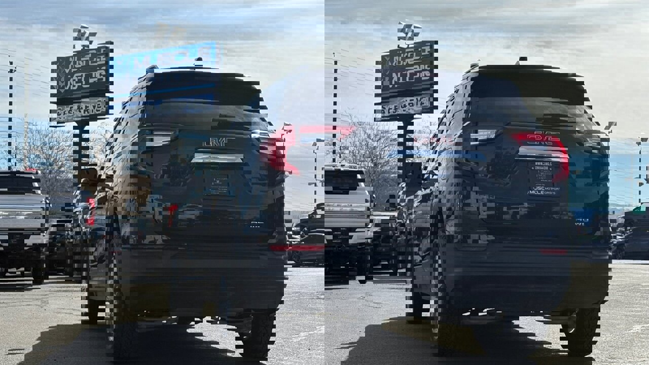 Used 2022 GMC Terrain SLE w/ Driver Convenience Package image 2