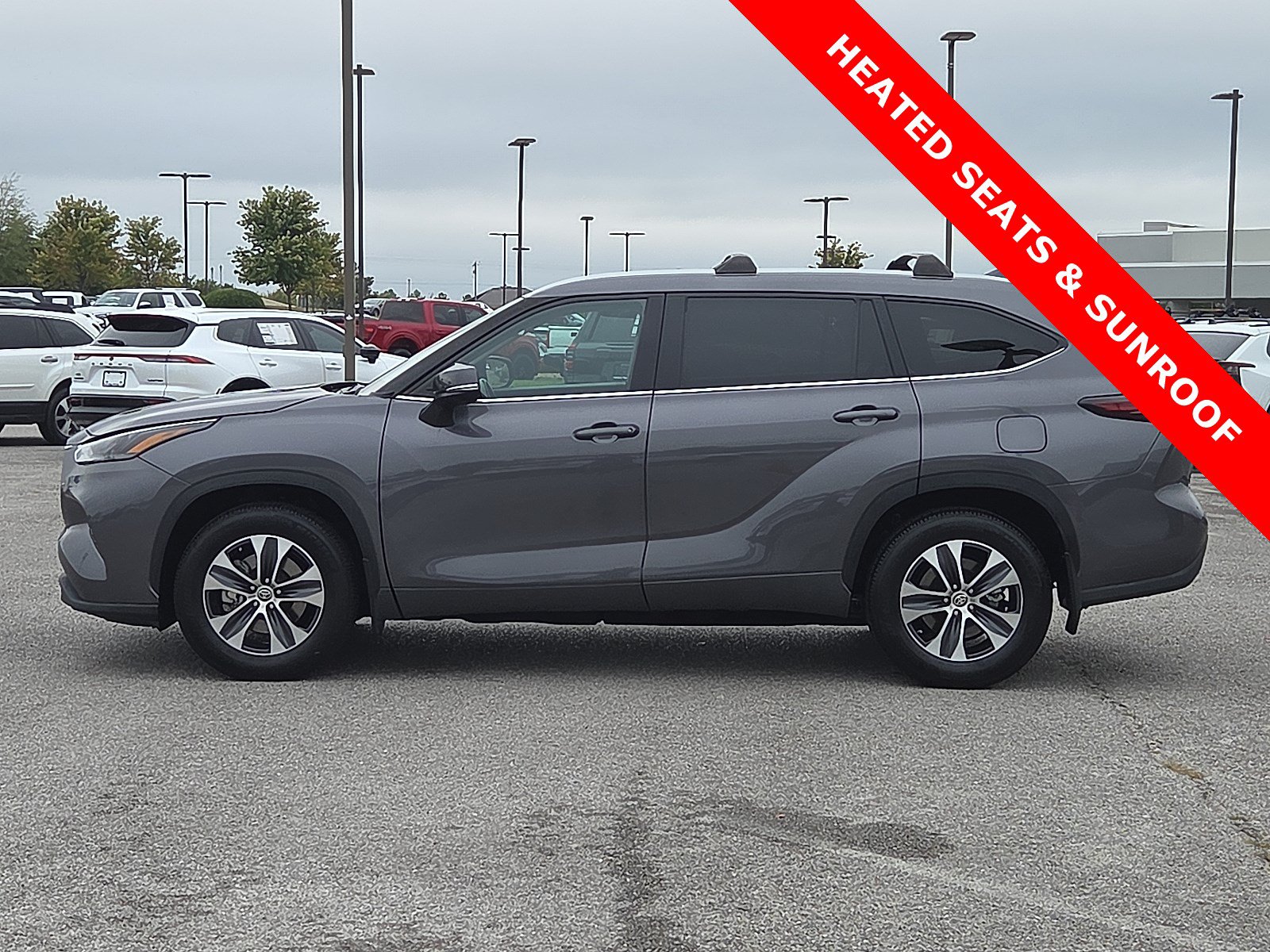 Used 2024 Toyota Highlander XLE FWD image 3