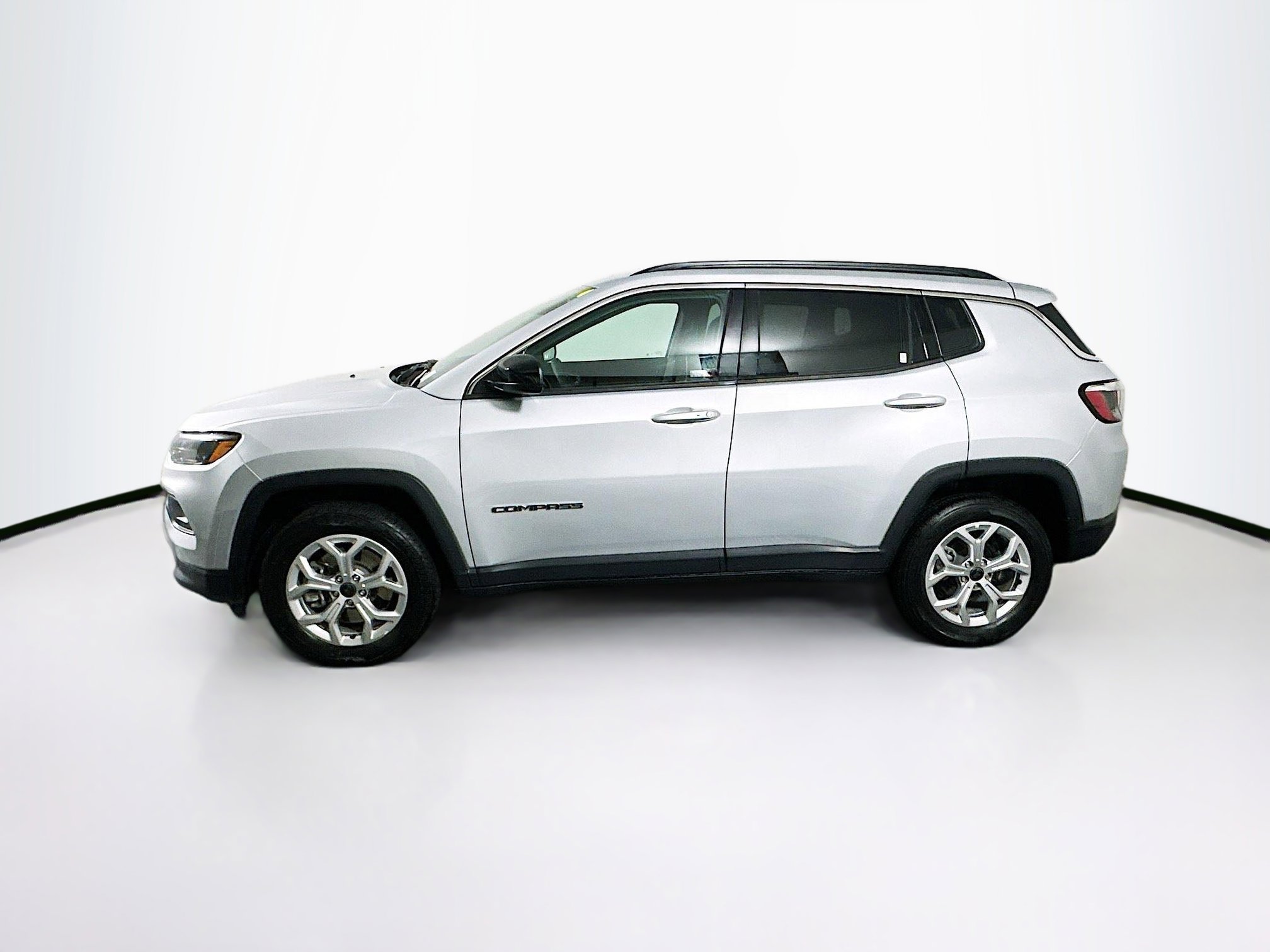 Used 2025 Jeep Compass Latitude image 4