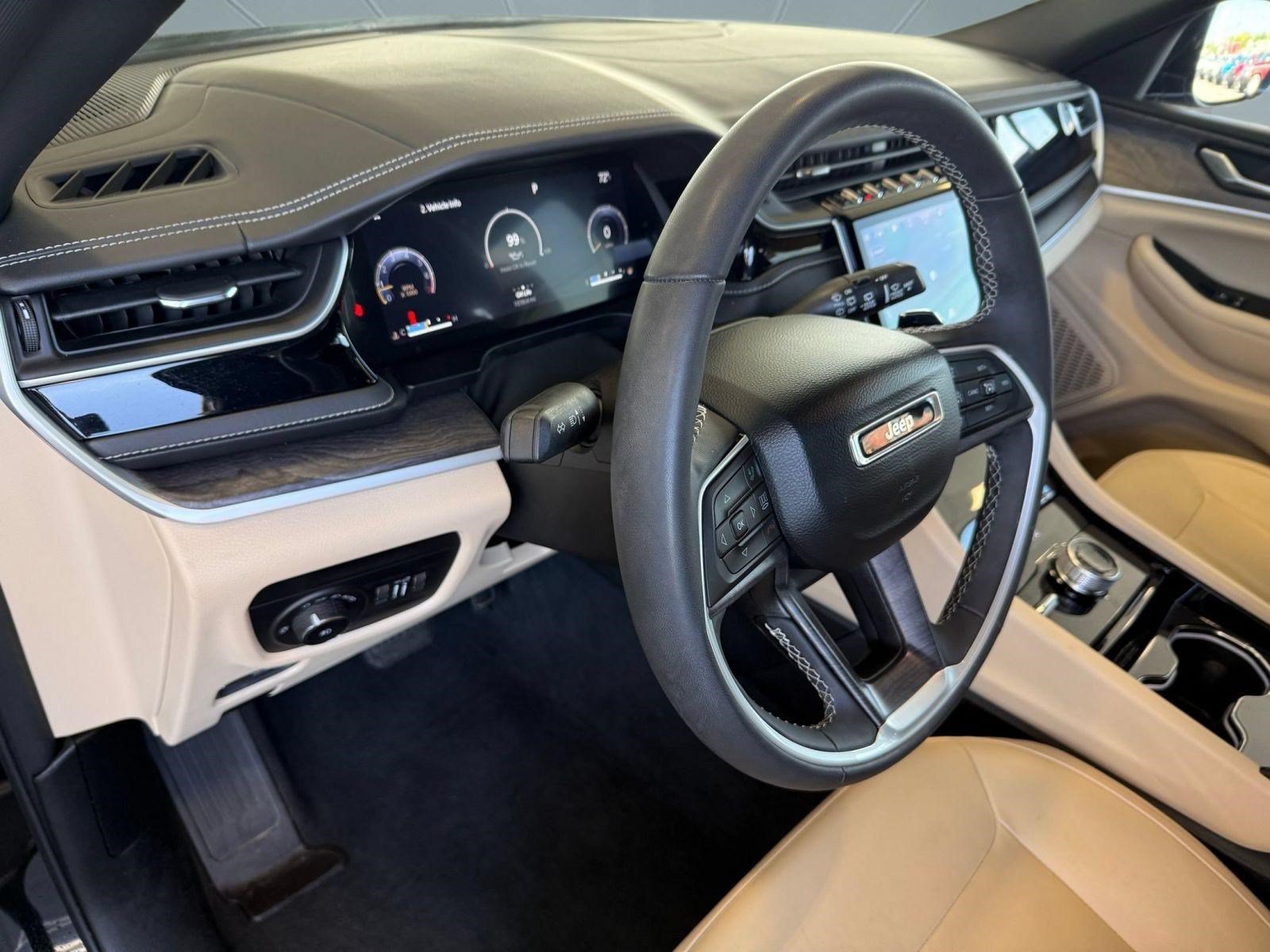 Used 2023 Jeep Grand Cherokee Limited AWD/4WD image 4