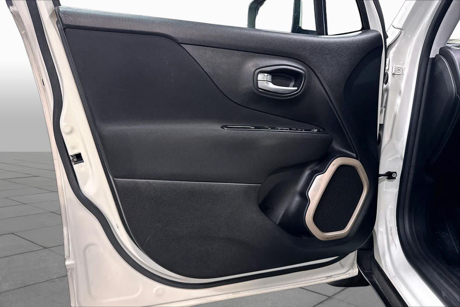 Used 2015 Jeep Renegade Latitude w/ Cold Weather Group II AWD/4WD image 21