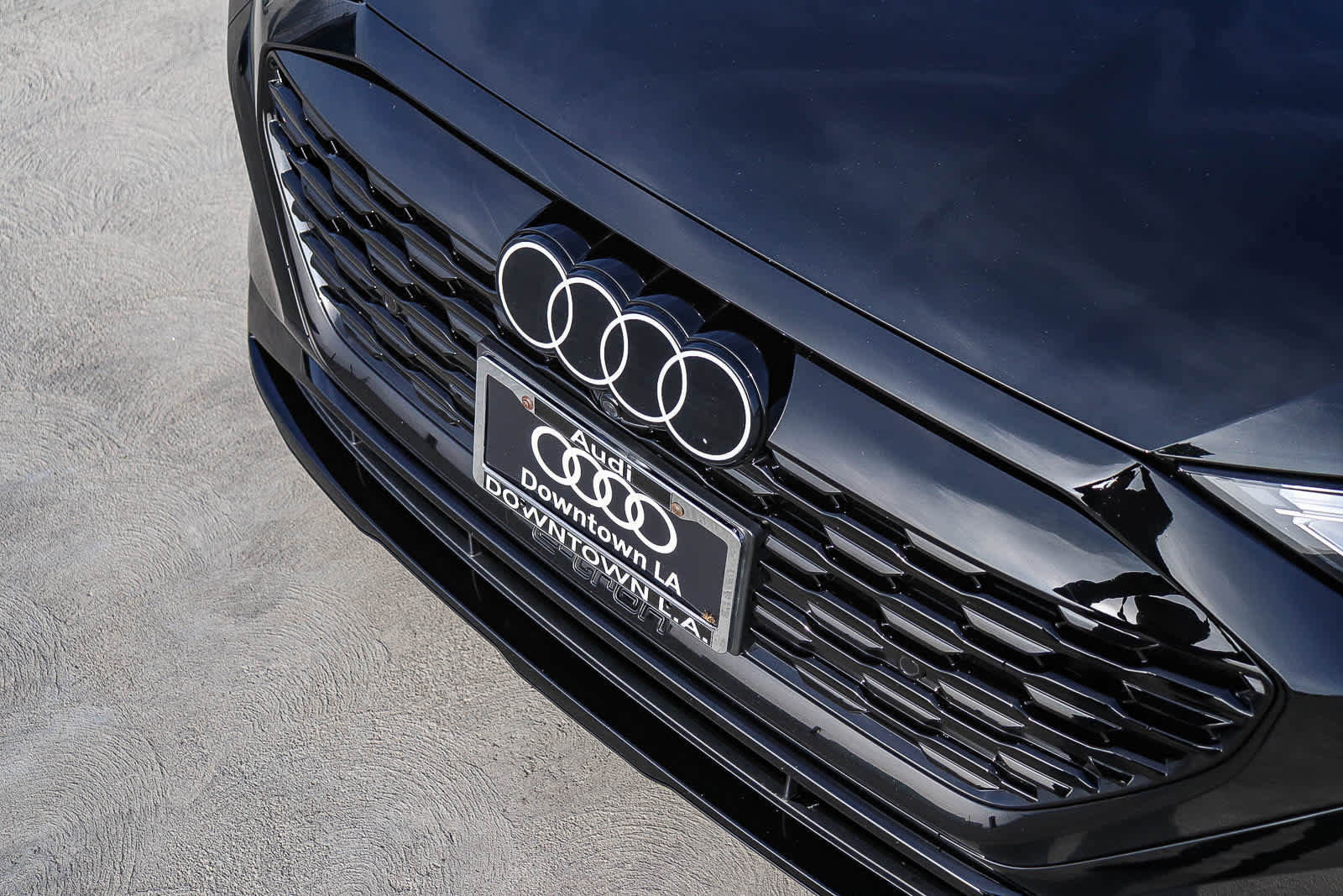 Used 2024 Audi Q8 e-tron Premium image 8