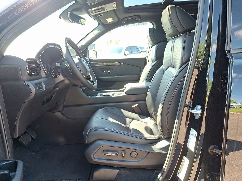 Used 2025 Honda Pilot Black Edition image 13