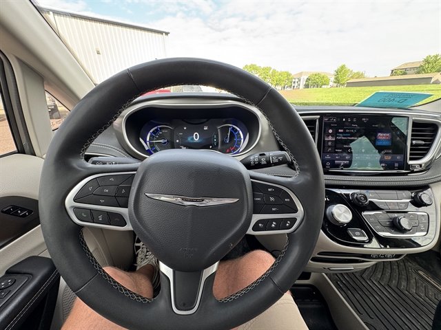 Used 2022 Chrysler Pacifica Touring-L FWD image 10