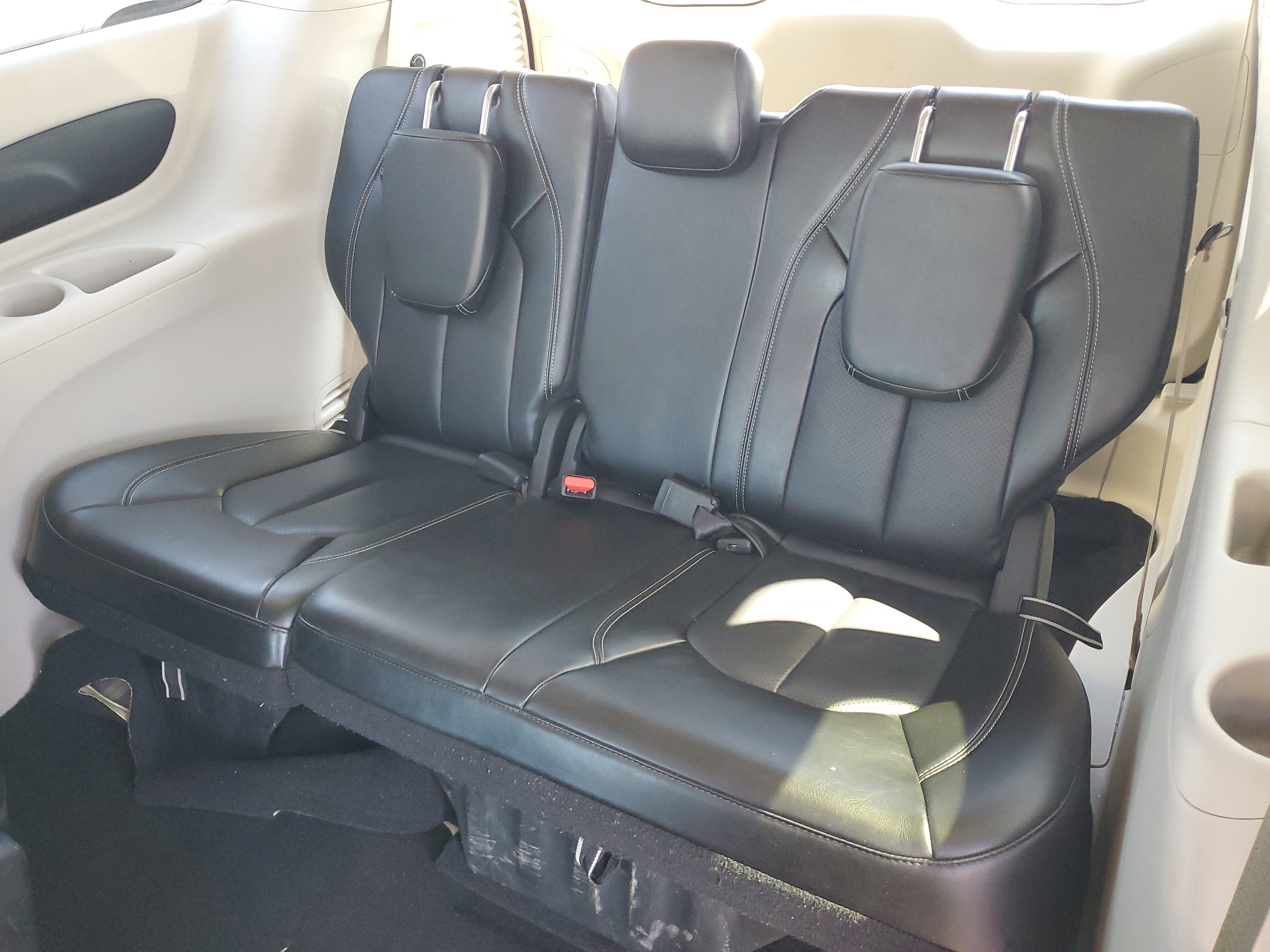 Used 2024 Chrysler Pacifica Touring-L FWD image 16