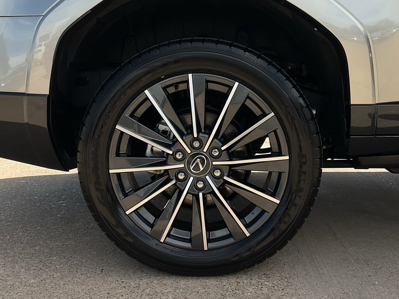 Used 2024 Lexus GX 550 w/ Accessory Package (Z1) AWD/4WD image 5