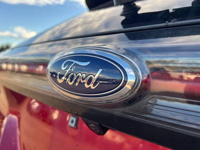 Used 2018 Ford Edge Titanium w/ Equipment Group 301A AWD/4WD image 11